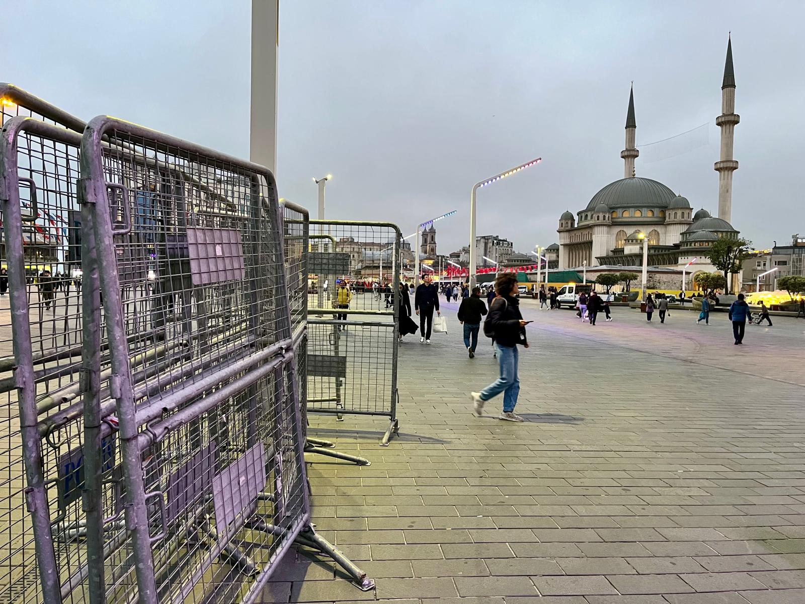 Harbiye yönünden Taksim Meydanı ve Taksim Camiisi