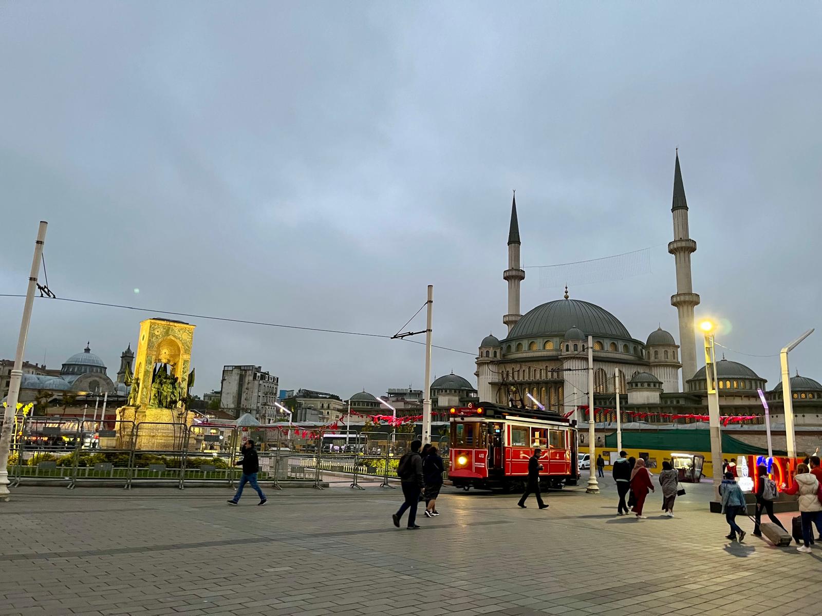 Harbiye yönünden Taksim Meydanı ve Taksim Camiisi