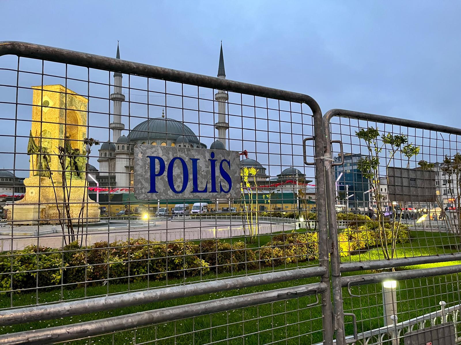 Bariyerlerin ardında Cumhuriyet Anıtı ve Taksim Camisi