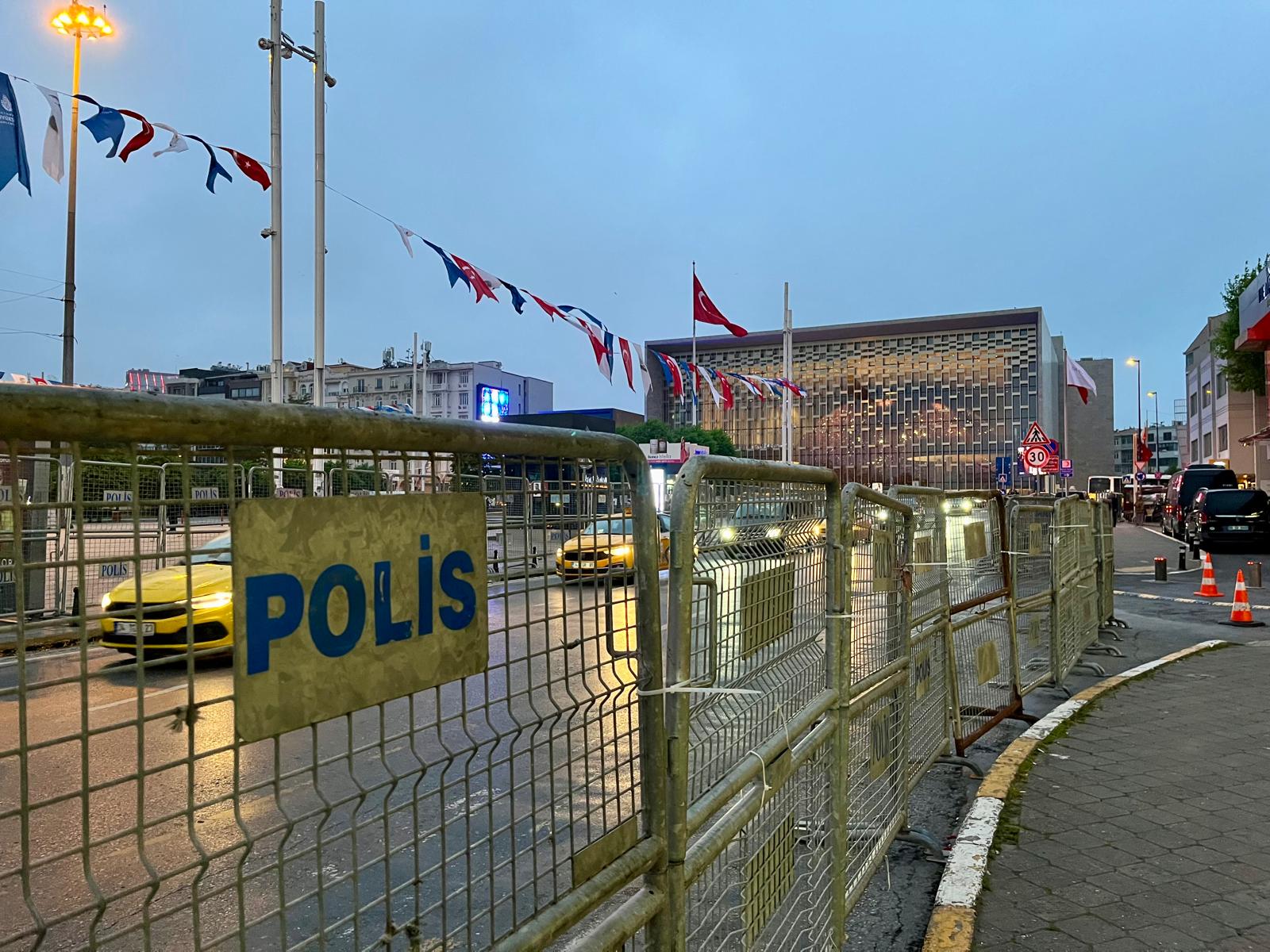 Solda polis bariyerler ileri ardında Taksim Meydanı, karşıda Atatürk Kültür Merkezi