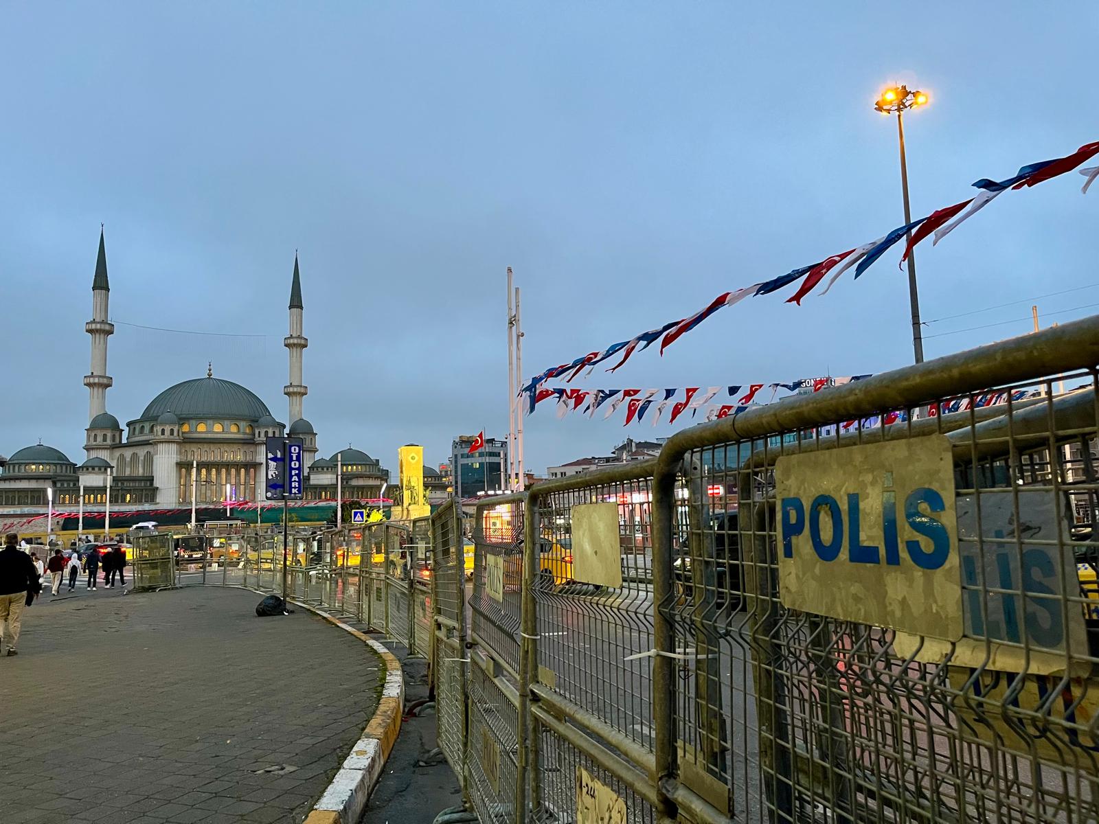 The Marmara önünden Taksim Meydanı ve Taksim Caddesi