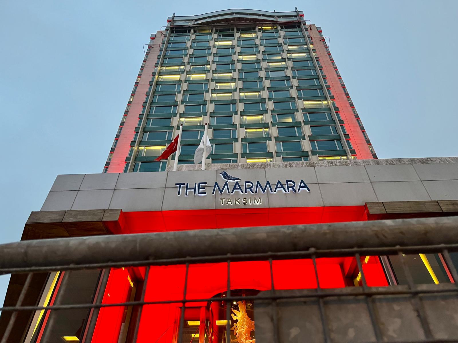Taksim Meydanı kenarındaki The Marmara Oteli'nin önü