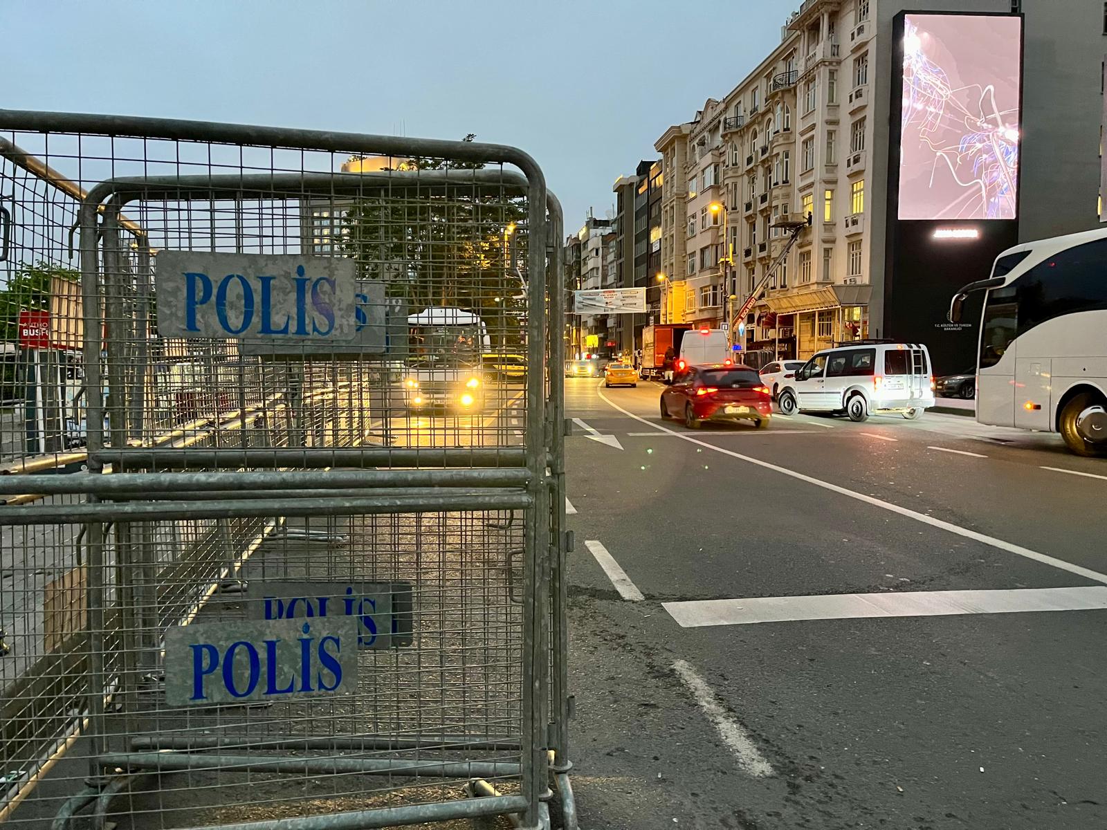 Taksim Meydanı ve Atatürk Kültür Merkezi arasından Mete Caddesi'ne doğru