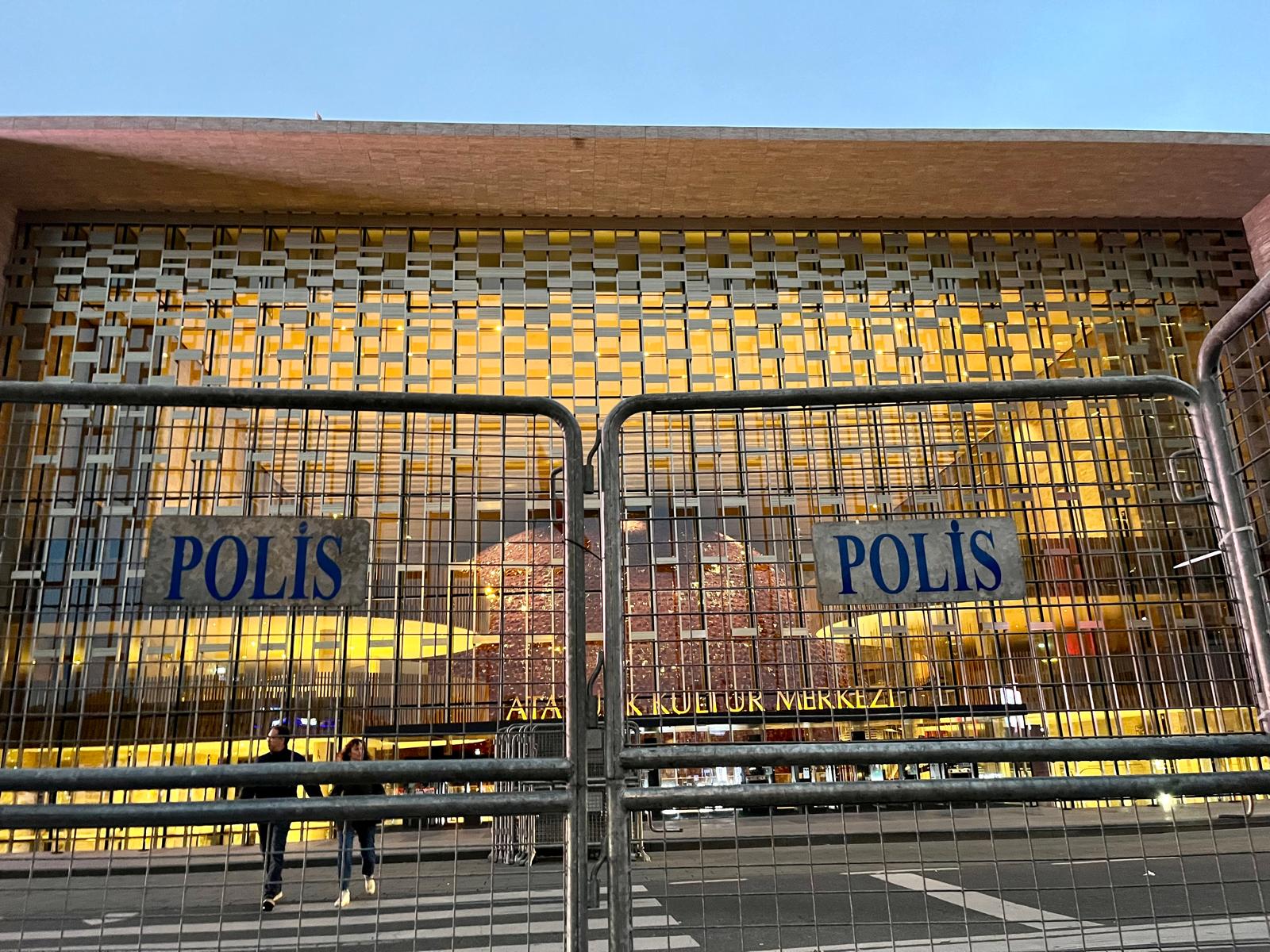 Polis bariyerleri ardında Atatürk Kültür Merkezi