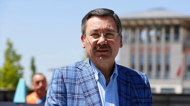 Eski Ankara Büyükşehir Belediye Başkanı Melih Gökçek, Özgür Demirtaş'ın 1 ay önce yaptığı paylaşımı alıntılayarak, "Peki sen kimsin? Altı üstü veya üstü altı kıytırık bir profesör. Haddini bileceksin" diye yazdı.