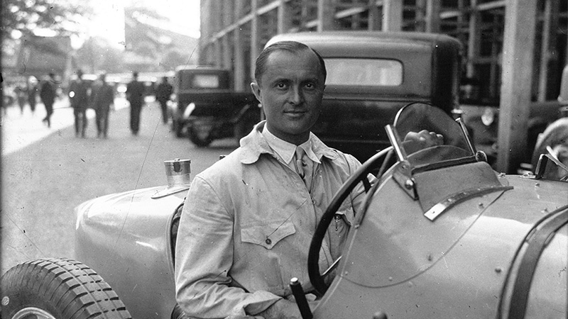 Louis Chiron Formula 1 tarihinde bir yarışa başlayan en yaşlı kişi rekoruna sahip. Kendisi 55 yaşında 1955 Monako Grand Prix yarışını altıncı sırada bitirdi.