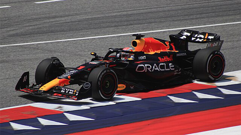 Tek sezonda en fazla yarış kazanan kişi ise Max Verstappen. 2023 yılında Red Bull Racing ile 22 yarışın 19'unu kazanan Verstappen bu rekorun sahibi oldu. Verstappen 22 yarışın 21'inde podyumdaydı.