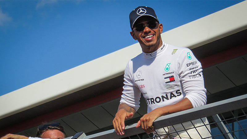 Lewis Hamilton tek bir motor üreticisi ile en çok yarışa giren kişi rekoruna sahip. Kariyerine başladığı günden bu yana girdiği 338 yarışta sadece Mercedes motorlarını kullanan Hamilton, 2025 yılında Ferrari'ye geçerek ilk defa farklı bir motor ile yarışacak.