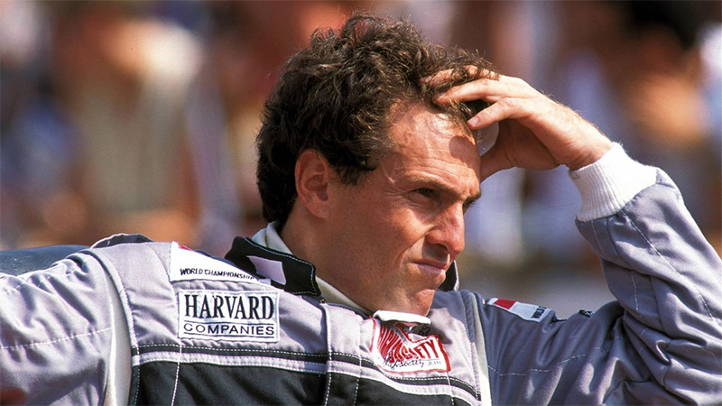 Formula 1 tarihinde yaptığı kazalar ile tanınan Andrea De Cesaris, girdiği yarışları bitirememe rekoruna sahip. Başladığı 208 yarışın 147'sini bitiremeyen De Cesaris, yaptığı kazalar ile "Andrea de Crasheris" lakabının sahibi oldu.