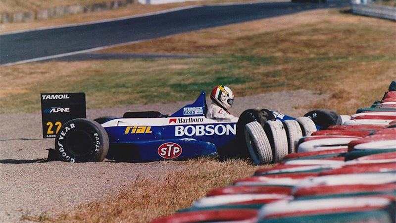 De Cesaris'in bir başka ilginç rekoru ise, art arda yarış bitirememe rekoru. De Cesaris, 1985 ve 1986 yıllarında art arda girdiği 18 yarışı bitiremeyerek rekorun sahibi oldu. Kendisi 2014 yılında motor kazası sonucu hayatını kaybetti.