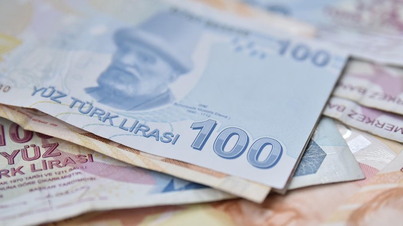 EMEKLİ ZAMMI YÜZDE KAÇ OLACAK? Merkez Bankası'nın açıkladığı yılın ikinci enflasyon raporundaki hedefleri değiştirmesi temmuzda oluşacak enflasyon artışlarıyla ilgili rakamları da güncelledi. Merkez Bankası, yılın en yüksek enflasyon rakamının mayıs ayında ortaya çıkacağını ve bu oranın da yüzde 76'yı bulabileceğini açıkladı. Buna göre ilk 5 aylık enflasyon oranı da yüzde 23,11 olarak belirleniyor. Bunun üzerine gelecek olan haziran enflasyonu ile birlikte 6 aylık enflasyon oranının yüzde 25-30 bandında gerçekleşmesi netleşmiş oluyor.