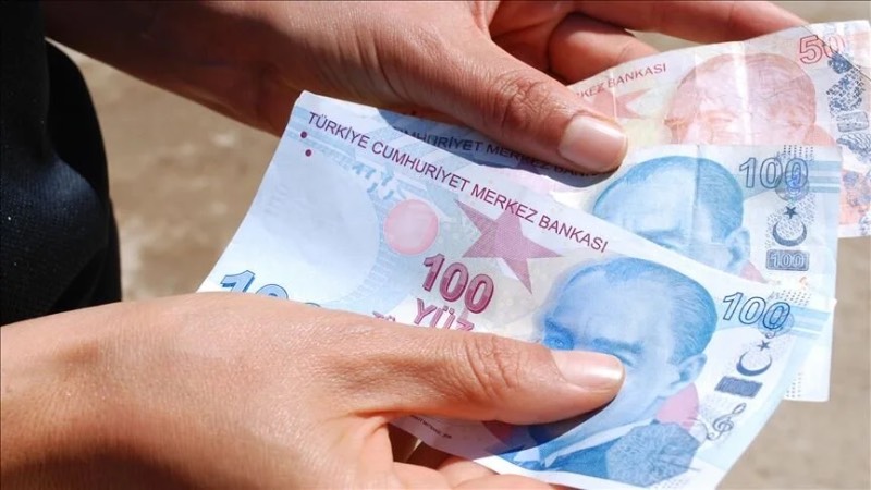 Örneğin şu anda kök maaşı 6 bin TL olan bir emekli yüzde 30 zam yapıldığında bin 800 TL zam alacak ve maaşı 7 bin 800 TL olacak. Ancak 10 bin TL'nin altında olduğu için bu emeklinin maaşı yine 10 bin TL'ye tamamlanacak. Böylece emeklinin maaşı artmasına rağmen ödemede bir değişiklik olmayacak. 8 bin TL ve altında kök maaşı olan tüm emekliler bu sorunu yaşamış olacak. Bunun çözümü için üç önemli formül bulunuyor.