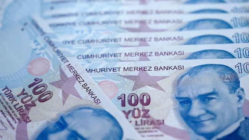 1. TABAN MAAŞIN ARTIRILMASI: Her zam döneminde gerçekleşen bu uygulamanın Temmuz'da da yapılması bekleniyor. Bu durumda kök maaşı ne olursa olsun tüm emekliler zam almış olacak. Burada yine 6 aylık enflasyon oranının artışta kullanılması gündemde. Bu durumda taban maaşın 12-13 bin TL olması bekleniyor. Eğer yıl sonu enflasyon hedefi olan yüzde 38 baz alınırsa bu kez 14 bin TL bandında bir taban maaş ortaya çıkabilir. Taban maaşın asgari ücret ile eşitlenmesi de gündeme getiriliyor.