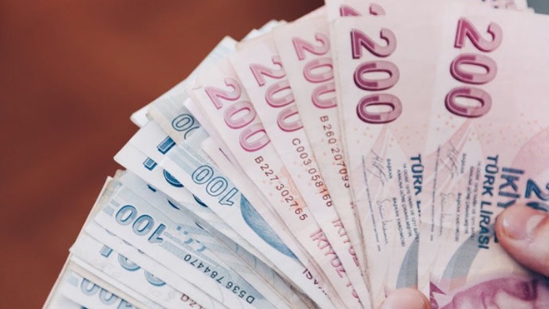 3. KÖK MAAŞLARA SEYYYANEN ARTIŞ: Sıfır zam olmaması için diğer tedbirlerin yanında kök maaşlara yapılacak seyyanen artış da gündemde. Burada taban maaşa tamamlanması dışında en düşük maaştan başlayarak kök maaşların seyyanen artışla belli bir sınırın üzerine çıkartılması da söz konusu olabilecek. Bunun dışında talepler arasında kök maaşların taban maaşla eşitlenmesi de var. Ancak burada da taban maaşın hemen üstünde örneğin 11 bin TL maaş alan emekliler açısından bir adaletsizliğin ortaya çıkma tehlikesi de bulunuyor.