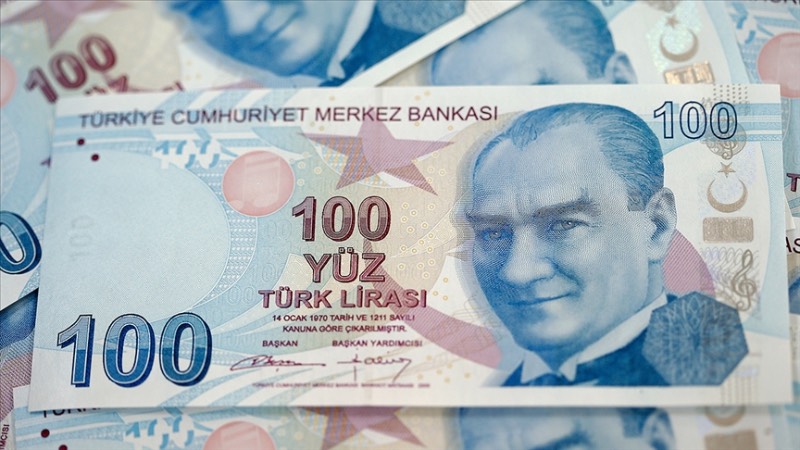 NE ZAMAN BELLİ OLACAK? Tüm çalışmaların neticesi 3 Temmuz'da açıklanacak Haziran enflasyon rakamları sonrasında belli olacak. Burada ortaya çıkacak 6 aylık enflasyon rakamına göre formüller devreye girecek. Taban maaş artışı ve refah payı gibi tedbirlerin uygulanabilmesi için yasal düzenleme gerekiyor. Verilecek karardan sonra yasal düzenleme hemen Meclis'e sevk edilerek yürürlüğe sokuluyor ve o ay içinde farklar belli bir takvim çerçevesinde emeklilerin hesabına yatırılıyor.