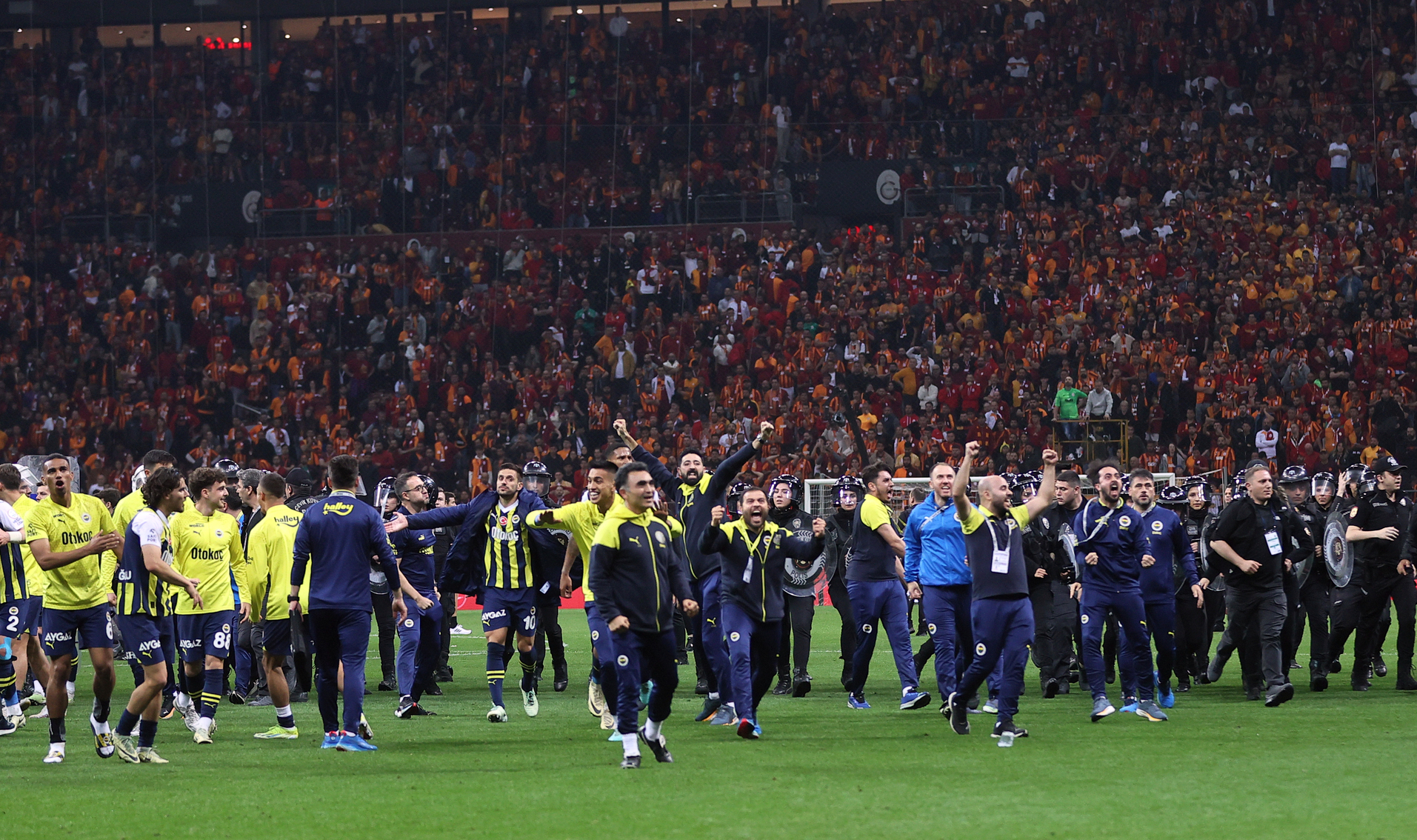 Galatasaray bir sezon boyunca saha dışı algılarla, tehditlerle mücadele ederek bugünlere geldi. Fenerbahçe maçı sahadaki futbolcular için sezonluk emeğin karşılığı olacaktı. Ama ne o isteği gördük ne de hırsı! Rakibin maçın hemen başında 10 kişi kalmış. Sahaya ısınmaya çıktıklarında bile taraftarını tahrik etmek için her şeyi yapmış. Galatasaray takımının hırs yapmayı geçtim kaleyi bulan doğru düzgün şutu bile yok. Maçın son dakikasına kadar takımının yanında olan taraftarlarınızdan da mı utanmadınız? Ligin vasat takımlarını yenerek değil bu maçı kazanarak şampiyon olup, tarih yazılır. Okan Buruk ve oyuncuları net olarak sezonun en kötü futbolunu oynadı. Fenerbahçe hak ettiği bir galibiyet aldı. Bu ciddiyetsizliğin ve kötü oyunun hiçbir şekilde bir açıklaması, bahanesi olamaz. Şampiyon takım böyle oynamaz. Oynarsa da şampiyon olamaz. Galatasaray şampiyonluk kutlamasını Konya’ya bıraktı ama bu maçta finali yaşatmamak büyük ayıp olarak tarihe geçti. (Alper Mert | Korkusuz)