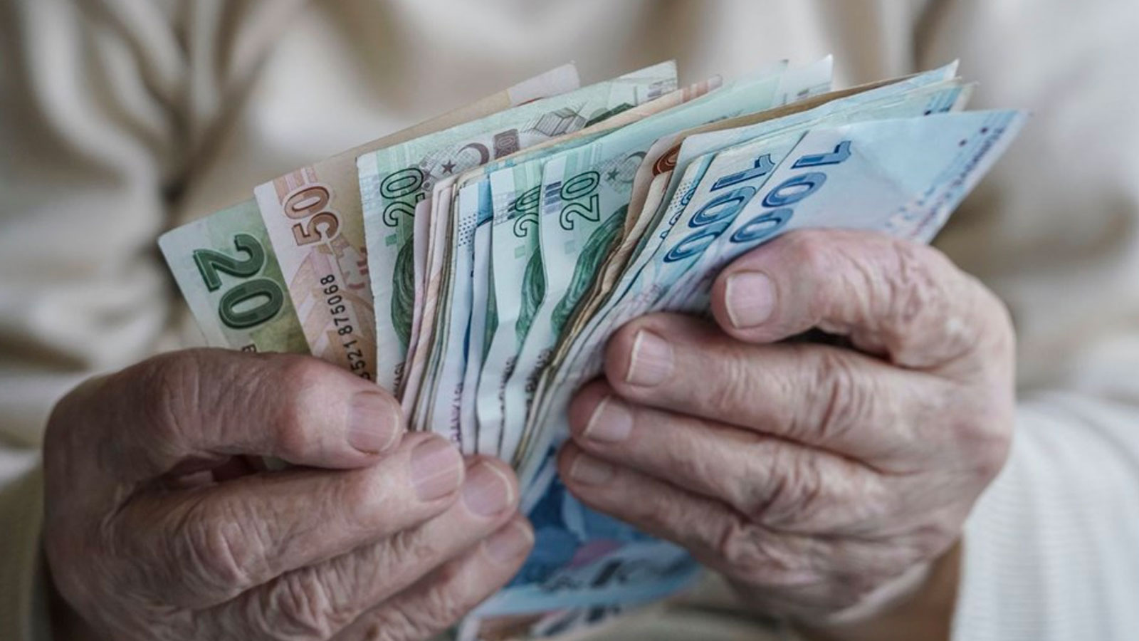 Ayrıca, 8 bin TL ve altında emekli kök aylığı olan vatandaşların zamdan yararlanabilmesi için taban maaş sınırının yükseltileceği bildirildi.
