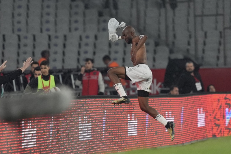 Tam da kupa finallerine yakışan bir maç izledik. Heyecanı, golleri… Akıllıca hazırlanmış taktikleri, bireysel becerileri ve unutulmaz anlarıyla oyuna doyduk. Beşiktaş’a da Trabzonspor’a da alkış borcumuz var. Serdar Topraktepe gibi kariyer başındaki heyecana da Abdullah Avcı gibi başarılı bir ustaya da saygı duymalıyız. Beşiktaş son yılların en başarısız ve en kaotik döneminde Süper Lig zirvesinden 43 puan gibi garip bir rekorla geriye düşmüşken kupaya uzandı. Altı hoca değiştirerek sezonu ancak tamamlayabilmiş bir takımın onca başarısızlık içinde Türkiye Kupası’nı alması tam anlamıyla bir derstir. (Attila Gökçe | Milliyet)