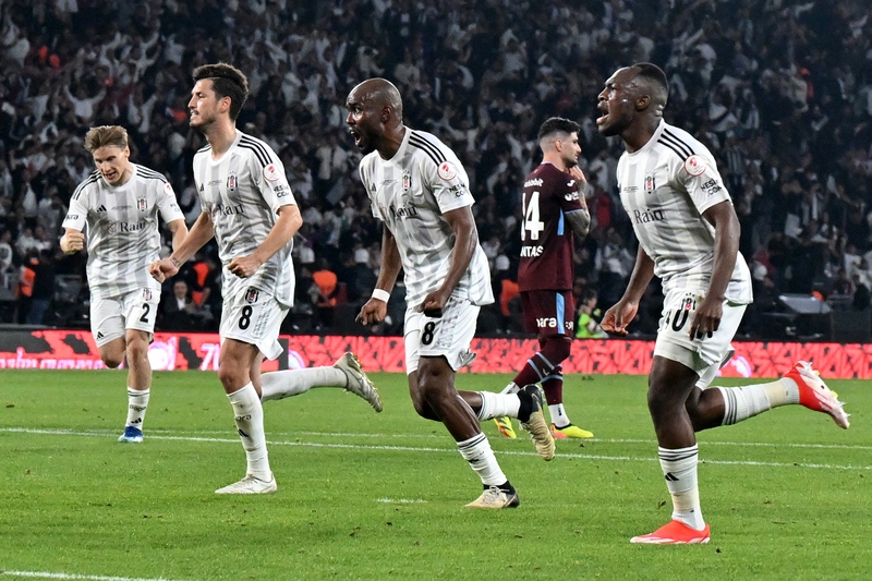 Son yarım saat, Trabzonspor’un aldığı risklerle beraber bir tepki vermeye çabalamasıyla geçti. Artık kupanın ellerinden kaymaya başladığı son dakikalarda, ocakta gelmesine rağmen sezonun en değerli oyuncusu olan Meunier’in kafasını tamamlayan Pepe, maçı uzatmaya taşıdı diye düşünürken sahneye Al-Musrati çıktı. Libyalı, geldiğinden beri yaptığı hataları tek bir şutla unutturup, Beşiktaş’a sezonun hediyesini verdi. (Engin Kehale | Hürriyet)