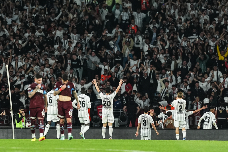 Futbol böylesine gariplikler ile dolu oyun. Şimdi gel kolaysa gözden çıkardığın Salih Uçan’ı satış listesine koy! Beşiktaş tarihinin en kötü sezonlarından birisine 3 golle sünger çekti. Bunu şans olarak da değerlendirebiliriz ‘başarı’ diye de tanımlayabiliriz. Seçim size ait! Sevgili Hasan Arat haklı olarak dün gecenin en mutlusuydu. Lakin Samet Aybaba ile Feyyaz Uçar ne yaptılar da boyunlarına madalya takıldı orasını çözemedim! Sünnet olan çocuklara altın takılır onu biliyorum ama bu ikili hangi başarıya imza attılar da madalya takıldı anlayaladım! Ayrıca Beşiktaş, Süleyman Seba’nın başkanlığında art arda 3 şampiyonluk kazandı, üstelik birisi de yenilgisiz. Hiç Süleyman Ağabeye ve Metin Keçeli’ye madalya takıldığına tanıklık etmedim. Sadece futbol değil, her şey yozlaştı…  (Asena Özkan | T24)