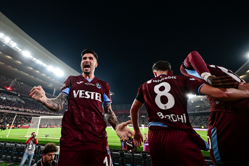 20 gündür Trabzonspor maçlarını izleyen ben dahil herkes Onuachu’nun üstün form grafiğine dikkat çekiyor. Ancak belli ki ne Beşiktaş forması giyenler ne de onları bu finale hazırlayanlar Onuachu’tu fark etmemişler. Onuachu o boyuyla aldı, orta sahadan Beşiktaş kalesine kadar önüne çıkan herkesi çarşıya pazara yollayıp golünü yazdı. Neyse ki taraftar kademeye girdi Beşiktaş devrenin kalanında biraz futbol oynamayı başardı. Organize ve çok etkili olmasa da baskı kurdu. Bu baskı devre sonunda skoru 1-1’e getiren penaltıyı kazandırdı. Penaltı atışında Ghezzal, İzmir’de şampiyonluğu getiren penaltısındaki soğukkanlılığını hatırlattı. Ghezzal gerçekten iyiydi belki bir dahaki sezon kalmasına yetecek kadar iyi olmasa da en azından son maçında iyi hatırlanmasına yetecek kadar iyiydi. Uzun süre Beşiktaş’ın en iyisi ise Gedson’du: Pres yaptı, ikili mücadele kazandı Beşiktaş’ın direnç merkezi oldu. Salih, Gedson kadar etkili olamasa da öyle bir anda sahneye çıktı ki Muleka’nın mükemmel pasının asist sayılmasını sağladı. (Ali Ece | Fanatik)