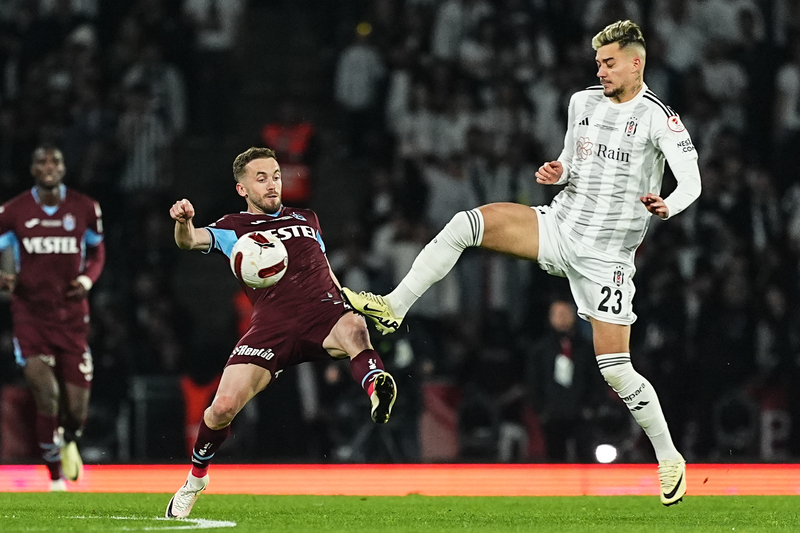 Beşiktaş kâbus gibi geçen bir sezonun ardından Ziraat Türkiye Kupası'nın kazanarak aydınlık bir şafağa uyandı. Avrupa Ligi biletini alıp yeni umutlara sarıldı. Favori gösterilen rakibi Trabzonspor karşısında şerefiyle oynayarak ve hakkıyla kazanarak kritik ve tarihi bir başarıya imza attı. Olimpiyat'ta hem Beşiktaşlıların hem de Trabzonsporluların tribünleri dolduran muhteşem enerjisiyle karşılaştım. (Fatih Doğan | Sabah)
