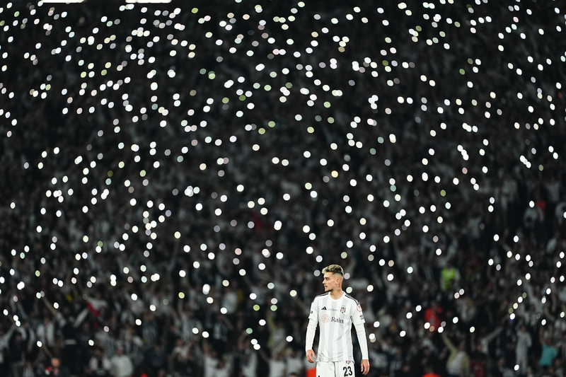 Beşiktaş'ta dün akşam skoru getirenler kadar takımını savunanlarda çok başarılıydılar. Mert kalede her zamanki güvenli duruşuyla Beşiktaş'ın kupaya uzanmasında pay sahibi oldu. Bu maçın başından sonuna kadar oyun olarak da skor olarak da Beşiktaş çok hak etti. Olması gerektiği gibi oyandı, yapması gerektiği gibi icraat yaptı. Çok zor geçen bir yılın ardından bu muazzam final hem oyuncuları hem de camiayı gerçek değerlerine ulaştırdı. Bir kez daha gördük ki Beşiktaş kadrosu iyi oyunculardan kurulu bir ekip. (Ali Gültiken | Sabah)