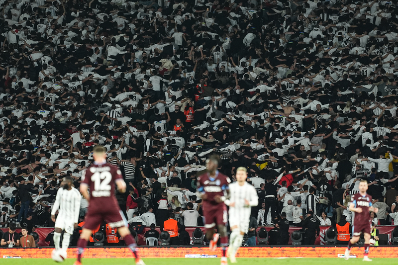 Hayal kırıklığı ile geçen bir sezon. Hedef Süper Lig'de üçüncü olmaktı, geçen hafta bu amaç gerçekleşti. Bir başka hedefse sezonu kupayla bitirebilmek yani Türkiye Kupası'nı almak. Fakat ikincisi ne yazık ki gerçekleşmedi. Yani bir sezon daha kupasız kapatıldı. Öyle bir maç ki başlangıç, sonraki süreç ve de bitiş... (İskender Günen | Sabah)
