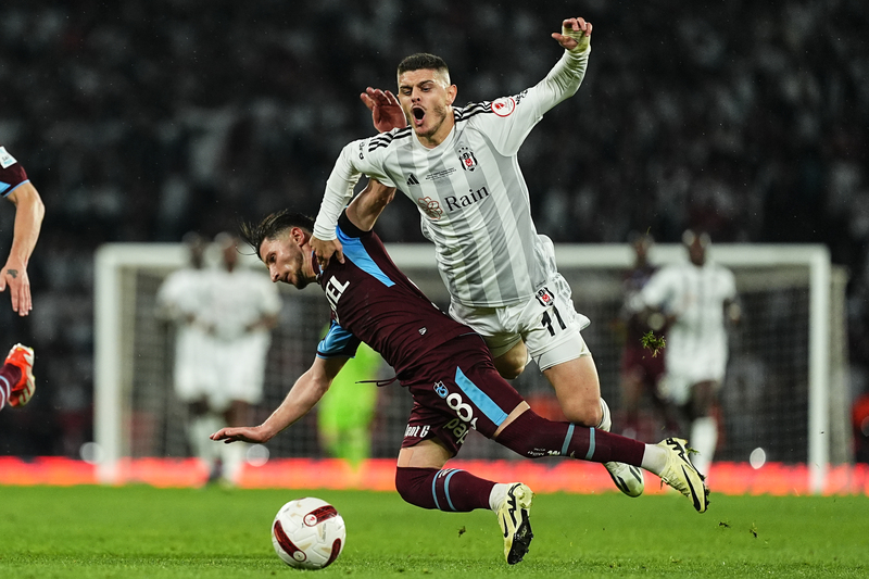 Nihayet 89’da kornerde savunmaya yardıma gelen Vincent Aboubakar’ı gücüyle ekarte eden Meunier’in kafa vuruşunun ardından gelen Pepe golü maçı uzatmaya taşıdı derken... Aynı Pepe maç bitmeden topu önce Al Musrati’ye ardından da kupayı Beşiktaş’a hediye etti! Son bir iki not; Nasıl oldu da Beşiktaş yönetiminin paha biçemediği Semih Kılıçsoy kendisini yetiştiren Serdar Topraktepe tarafından maç süresinden tasarruf etme dakikalarında oyuna alındı ve topa değmeden maçı tamamladı? Ve şu meşale denen garabeti kim yakıyorsa yakmasın, kim övüyorsa bu saçmalığı övmeyi bıraksın. Bu manasız gösteri, korkarım yakında can yakacak. (Cem Dizdar | Fanatik)