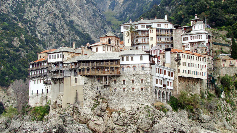 Aynoroz adasına kadınların girmesi yasak! Aynoroz, manastır hayatının ve ruhani tefekkürün merkezi olarak, kadınların varlığının bu manevi ortamı bozabileceği inancıyla bu kuralı sürdürüyor.
