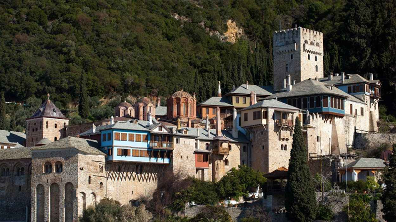 Yunanistan'da Rus Ortodoks rahiplerinin neredeyse bin yıldır yaşadığı Aynoroz'daki Athos Dağı'na kadın girmesi 1045 yılından beri yasak. Ada içerisinde 2000 kişi yaşıyor ve hepsi erkek.