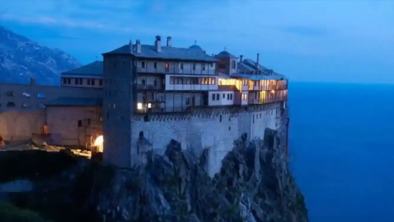 Ada tek bir manastırdan oluşuyor demek yanlış olmaz. Hristiyan din adamlarının manastırda ettiği bekaret yeminini çiğnememesi için adaya kadın alınmaması en basit çözüm olarak düşünülmüş.