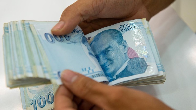 Kimler bayram ikramiyesi alabilecek?  Emekliler ile beraber şehit yakınları, muharip gaziler, güvenlik korucuları, vazife malullüğü alanlar, terörden zarar gören siviller, yaşlılık maaşı alanlar ve dul ve yetim maaşından faydalananlar emekli bayram ikramiyesi alabilecek. Kaynak: Dünya
