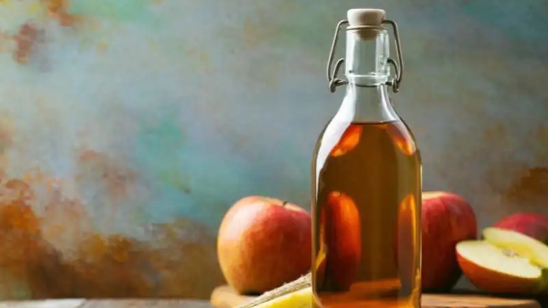 KAN ŞEKERİNİ KONTROL EDİYOR: Uzun zamandır elma sirkesinin lipid profili ve kan şekeri üzerindeki etkisi inceleniyor. Araştırmacılar, yüksek karbonhidratlı yemeklerden hemen önce suyla karıştırılmış bir ila iki yemek kaşığı elma sirkesi veya diğer sirke türlerini içmenin, sirkesiz öğünlere kıyasla kan şekerinde daha az şiddetli yükselişlere yol açtığını buldular. Bazı araştırmalar ise, sirkenin yiyeceklerin sindirim sistemindeki hareketini yavaşlattığını ve karbonhidratları basit şekerlere parçalayan bazı enzimlere müdahale ederek kan şekerinde daha düşük yükselişlere yol açtığını öne sürüyor.