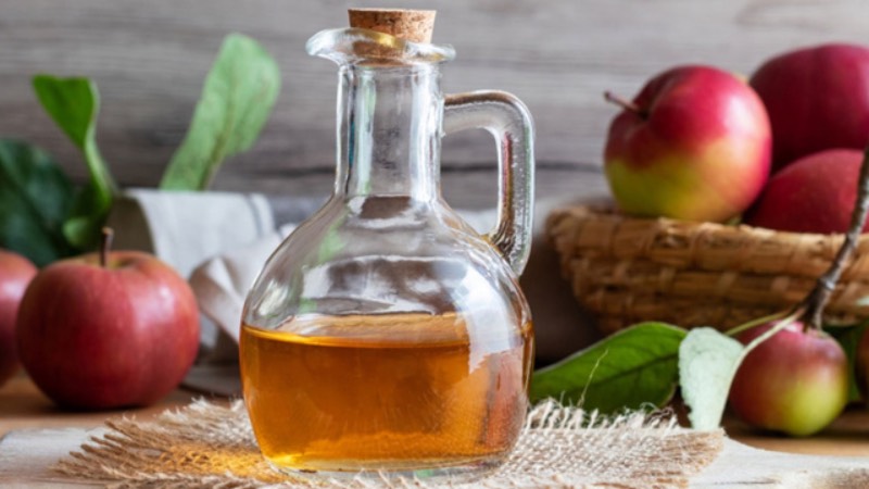 DEZENFEKTAN ETKİSİ: Elma sirkesi antibakteriyel, antifungal, antiviral özellikleri ile evin ve birçok eşyanın temizlenmesinde doğal bir dezenfektandır. Toksik çamaşır suyu ve onlarca kimyasal temizleyiciler yerine gönül rahatlığı ile kullanabileceğiniz elma sirkesinin içindeki asit sayesinde mikroplar ölüyor. Sirke tamamen doğal, sağlığımıza ve dünyamıza zararlı olmayan olmazsa olmazlarımızdandır. Ancak her şeyde olduğu gibi, aşırı tüketiminden kaçınılmalıdır. Kaynak: Hürriyet
