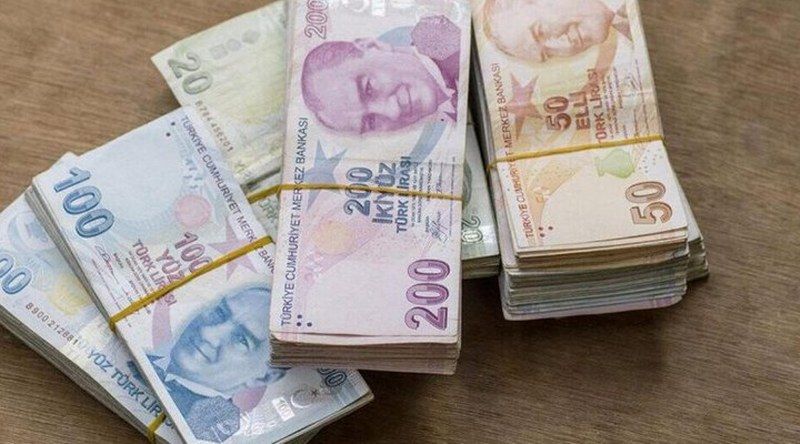 AKP kaynakları, Maliye Bakanlığı’nın yaptığı çalışmaların kısa süre içinde Meclis gündemine geleceğini, tatil öncesinde ekonomi alanında hazırlanacak bir torba teklifle, vergi mevzuatındaki güncellemelerin yasalaştırılacağını kaydetti.