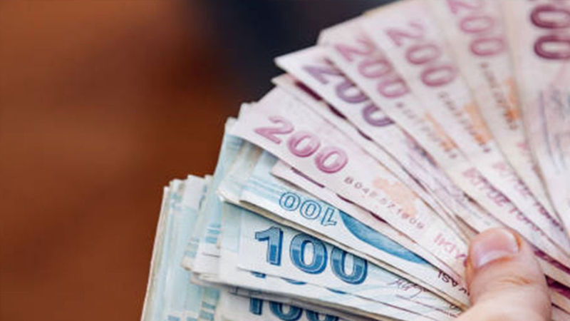 Kök aylıkları düşük kaldığı için 10 bin lira ödenen en düşük emekli aylığına ise zam yapılıp yapılmayacağı hâlâ açıklanmadı.