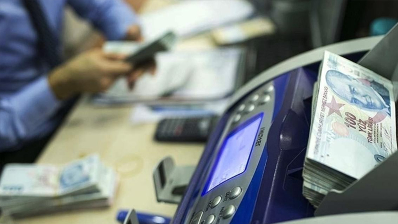 Bu durumda işçi emeklileri yüzde 25.5, memur ve memur emeklilerinin zammı ise yüzde 9.1 enflasyon farkı, yüzde 10 toplu sözleşme zammı olmak üzere toplam yüzde 20’de kalacak.
