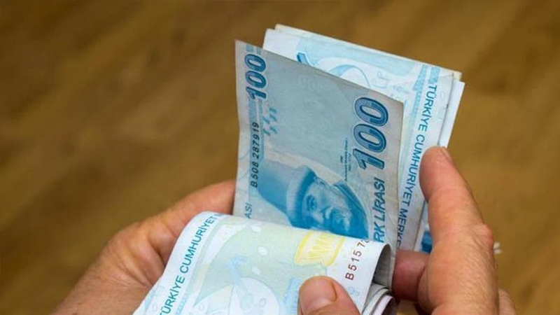 Enflasyonun bu şekilde gerçekleşmesi ve ilave zam yapılmaması halinde en düşük memur emeklisinin aylığı 12 bin 920 liradan 15 bin 504 liraya, en düşük işçi emeklisinin aylığı 10 bin 478 liradan 13 bin 146 liraya çıkacak.