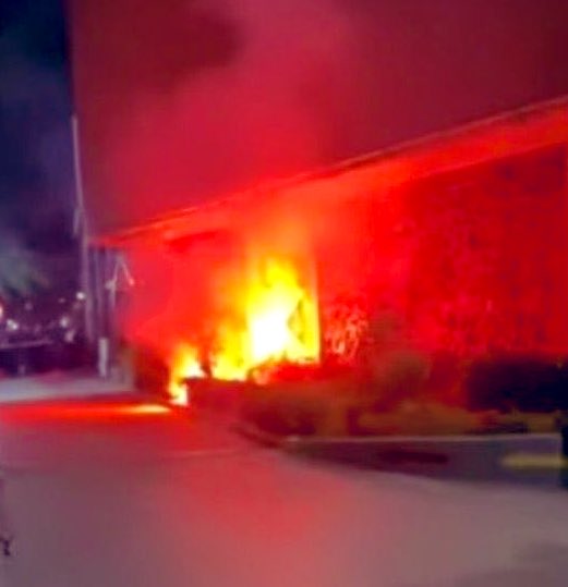 Fenerbahçe Kongre üyeleri Galatasaray tesislerini bastı! Atılan meşaleler sonucu ortalık yangın yerine döndü