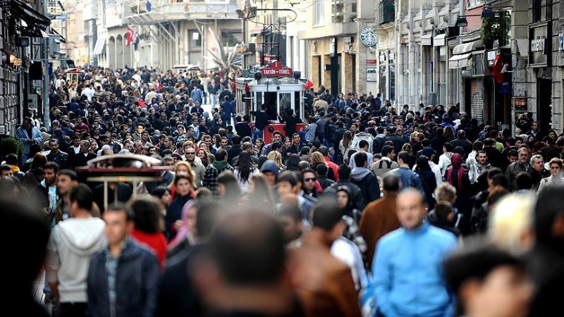 MLİYET DURUMU DEĞERLENDİRİLECEK: Atılacak adımların etki analizi için dört bakanlık harekete geçerek kamu ve özelde doğum izninin uzatılması durumunda ilave maliyet durumunun değerlendirileceği, çalışan kadın sayısı, doğum oranı, işten uzak kalma sürelerinin etkilerinin masaya yatırılacağı duyuldu. Özel sektörde çalışan annelerin doğum izinleri konusunda oluşabilecek tereddütlerin göz önüne alınması, bu konuda verilebilecek devlet desteklerinin de gündeme gelmesi bekleniyor.