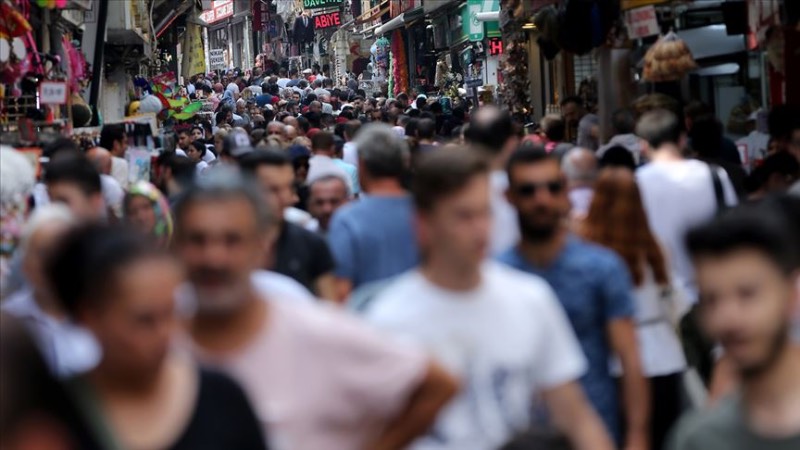 Türkiye İstatistik Kurumu’nun (TÜİK) 2023 yılı doğum istatistiklerine göre Türkiye’de toplam doğurganlık hızı kayıtlara geçen en düşük seviyeye gerilerken doğurganlık oranı da 1,51’e kadar düştü. Cumhurbaşkanı Recep Tayyip Erdoğan, geçen günlerde yaptığı açıklamada nüfusun yaşlanması riskine dikkati çekti. “TÜİK’in 2023 yılı doğum istatistikleri endişe vericidir. Buna göre 2001 yılında 2,38 olan doğurganlık hızı 2023 yılında 1,51’e gerilemiştir. Yani nüfusun kendini yenileme eşiği olan 2,1 seviyesinin altındayız. Türkiye açısından varoluşsal bir tehdittir, bir felakettir” ifadesini kullandı.