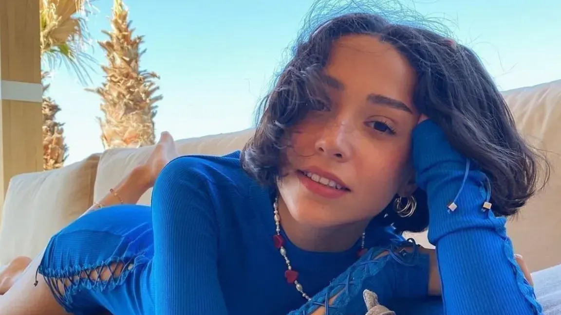Zeynep Bastık ile Tolga Akış, 2011 yazında Alaçatı'da nikâh masasına oturmuş, Temmuz 2022'de anlaşmalı olarak tek celsede boşanmıştı. Bastık, geçtiğimiz yaz Alican Ayyıldız'la yeni bir aşka yelken açmıştı.