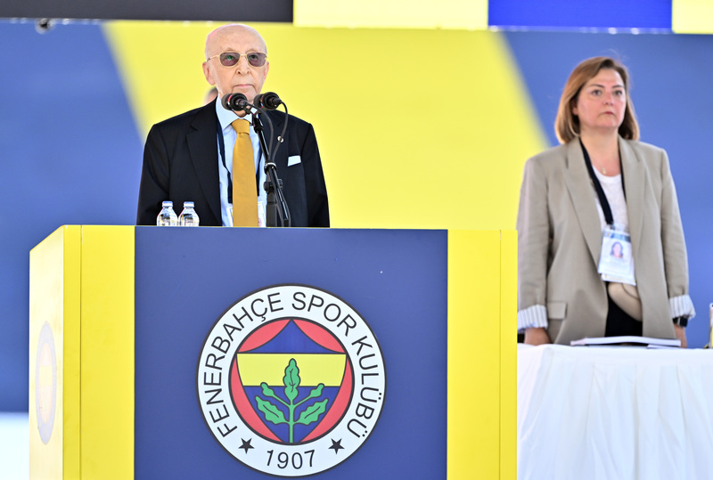 Fenerbahçe Kulübünün olağan seçimli genel kurulu başladı. Ülker Stadı'ndaki genel kurula Fenerbahçe Kulübü Başkanı ve başkan adayı Ali Koç da katıldı. Kongrede divan kurulu başkanılığı için seçilen Vefa Küçük, konuşma yaptı.
