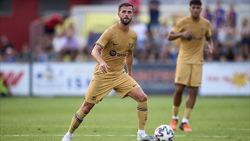 34 yaşındaki Beşiktaş'ın eski oyuncusu Mirelam Pjanic, Birleşik Arap Emirlikleri'nin Sharjah takımında başarılı bir sezon geçirdi. Başarılarının üzerine birçok takımın transfer listesine girmeyi başaran oyuncunun kısa süre içerisinde yeni takımını belirlemesi bekleniyor.
