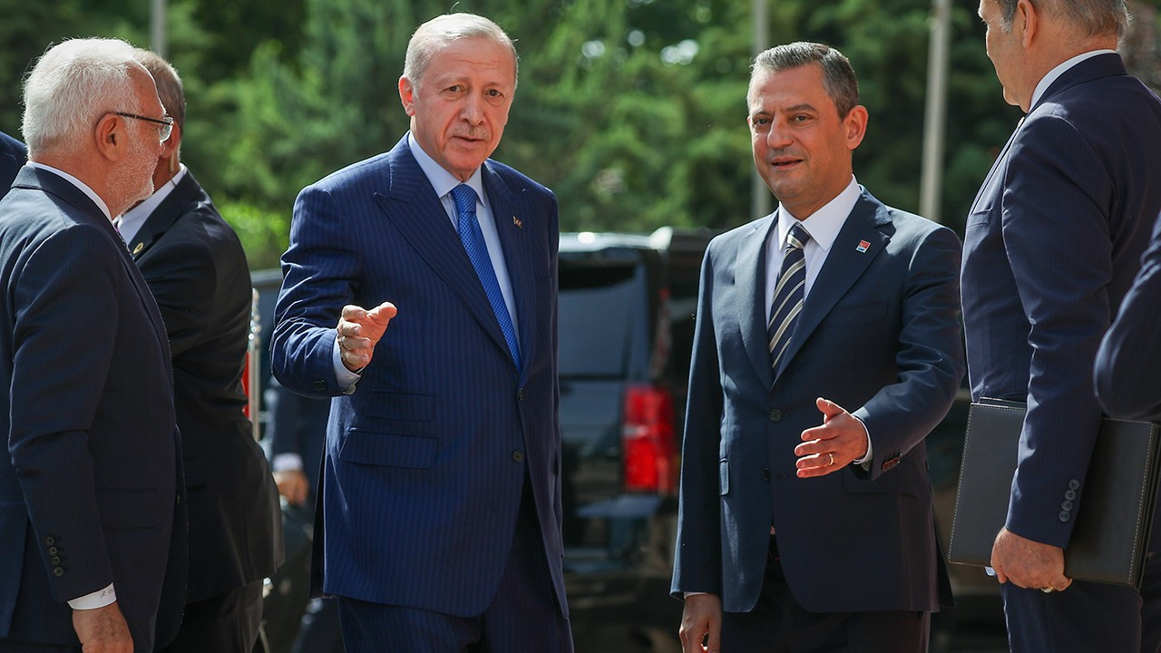 Sözcü yazarı İsmail Saymaz, Optimar’ın normalleşme sürecini sorduğu mayıs anketini aktardı. Ankette katılımcılara, “Erdoğan’ın Özel ile yaptığı görüşmeyi nasıl değerlendiriyorsunuz?” sorusu yöneltildi. Katılımcıların yüzde 70.9’u olumlu, yüzde 29.1’i olumsuz baktığını söyledi. 