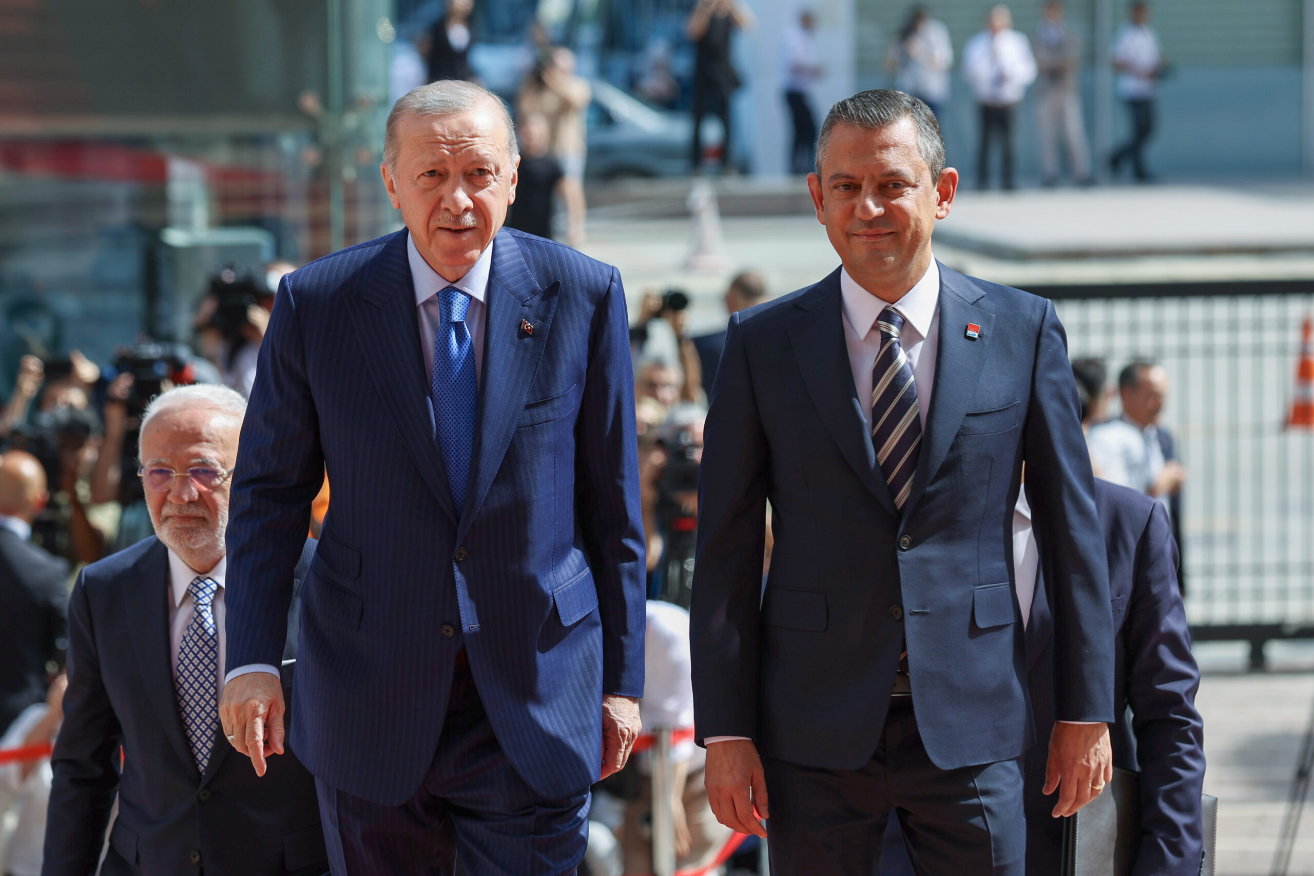 AKP’lilerin yüzde 78.6’sı, MHP’lilerin yüzde 77.5’i, İyi Partililerin yüzde 76.4’ü, CHP’lilerin yüzde 63.9’u ve DEM’lilerin yüzde 49.1’i olumlu bakıyor. 