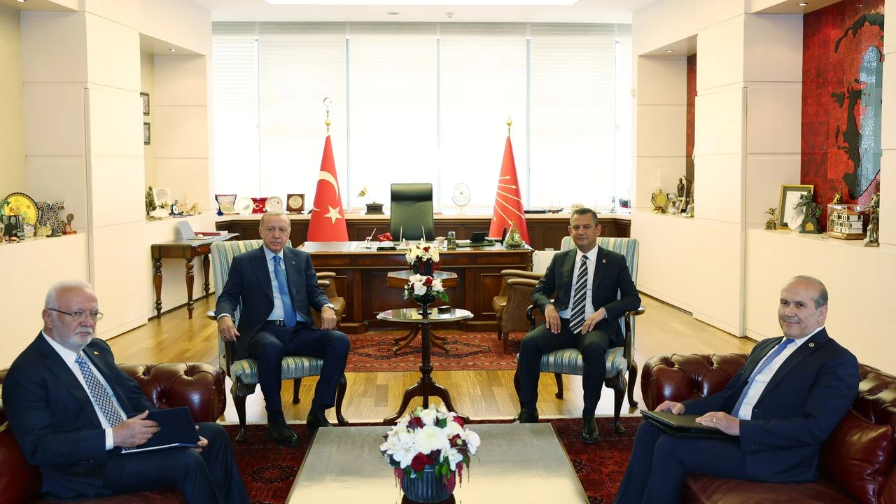 Ayrıca Özel’in liderlik performansının ne kadar başarılı olduğu soruldu. Yüzde 43.6’sı başarılı, yüzde 33.9’u orta, yüzde 22.5’i başarısız bulduğunu ifade etti.