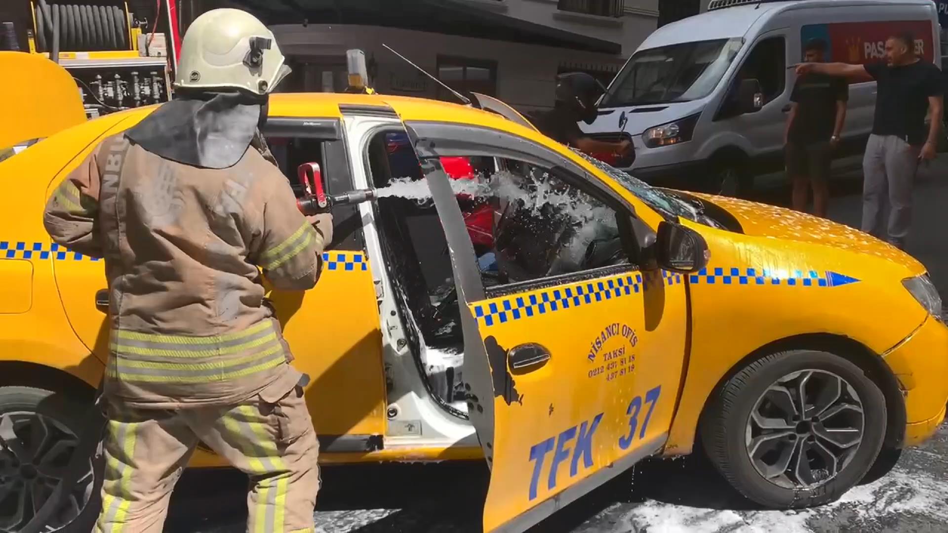 Şişli'de takside yangın: Yolcusunu son anda indirdi