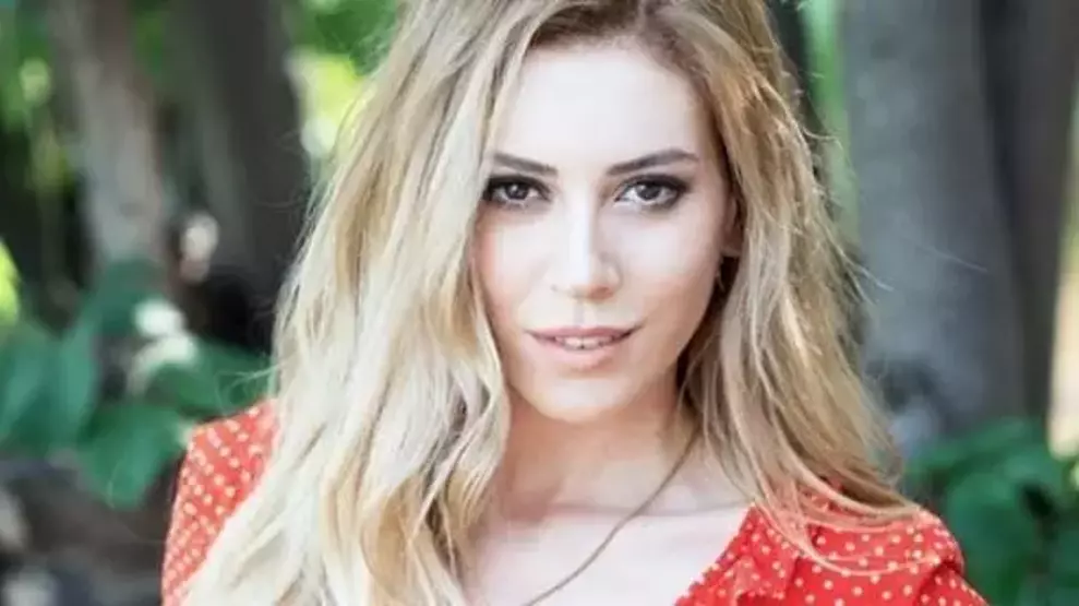Sıcak hava nedeniyle zor anlar yaşayan oyuncu, mini fan ile serinlemeye çalıştı. Sinem Kobal, güneş altında gerçekleşen çekimlerde profesyonelliği elden bırakmadı.
